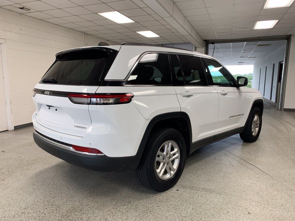 Used 2023 Jeep Grand Cherokee Laredo w/ Luxury Tech Group I AWD/4WD image 5