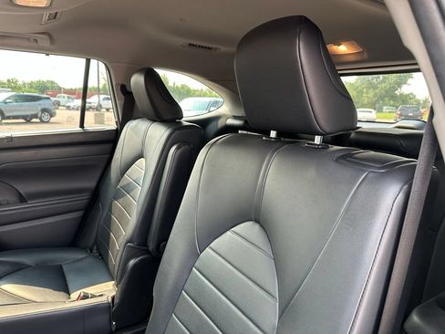 Used 2020 Toyota Highlander XLE AWD/4WD image 23
