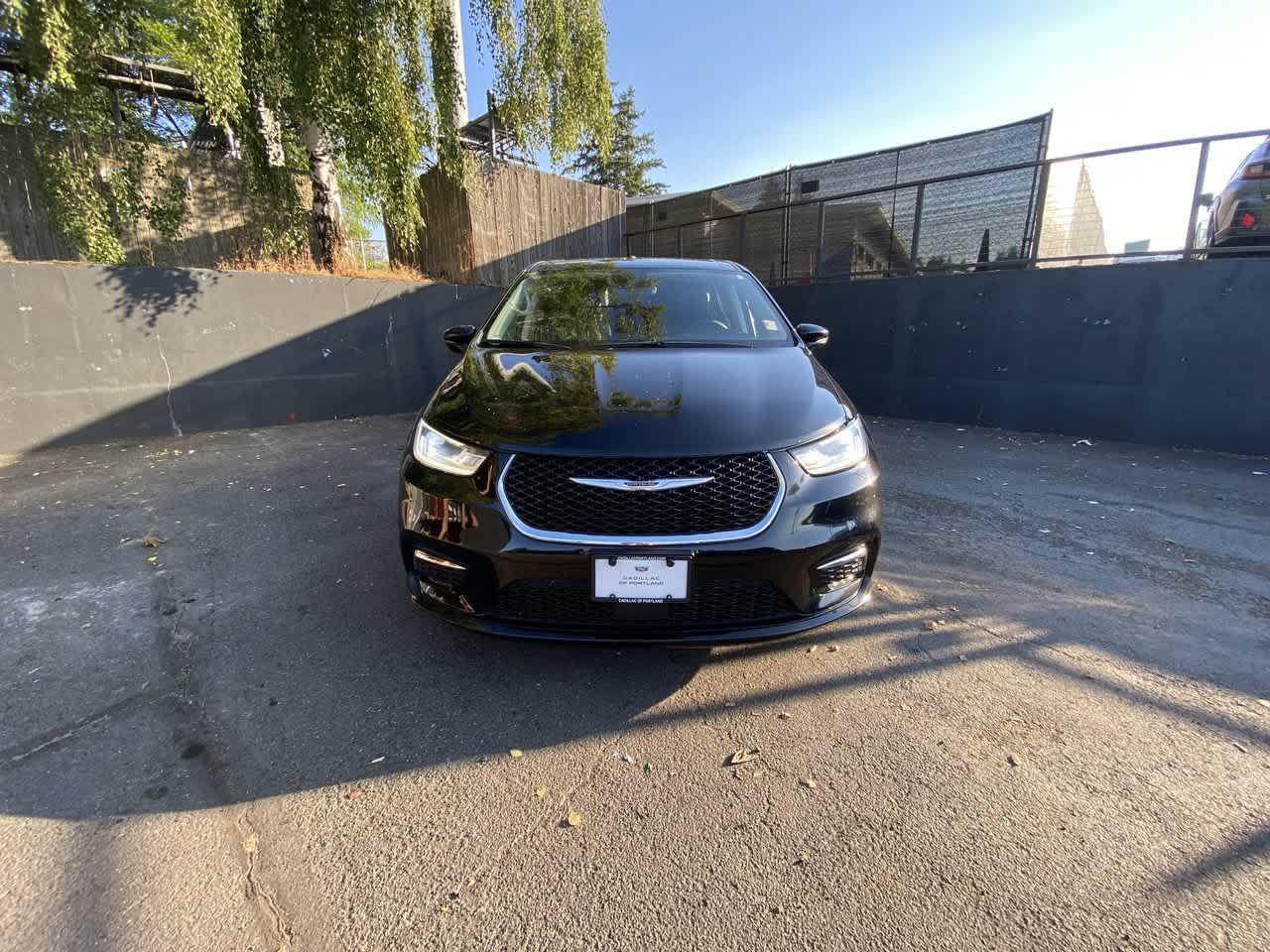 Used 2024 Chrysler Pacifica Limited FWD image 9