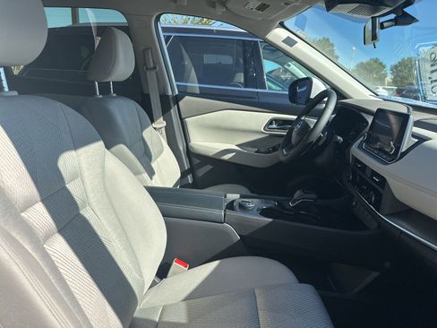 Used 2025 Nissan Rogue SV image 40