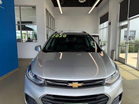 Used 2020 Chevrolet Trax LT w/ LT Convenience Package FWD image 3