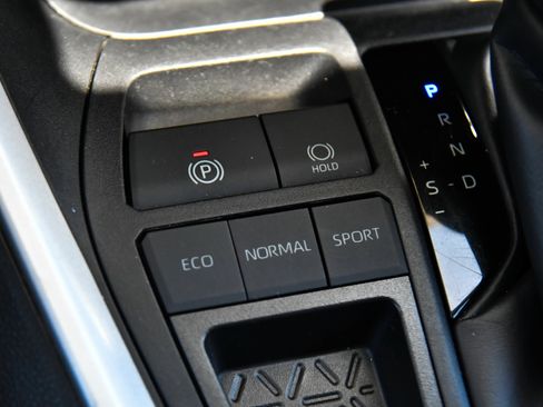 Used 2024 Toyota RAV4 XLE FWD image 29