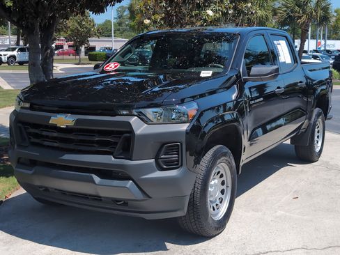 Used 2025 Chevrolet Colorado W/T AWD/4WD image 5