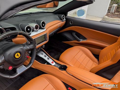Used 2017 Ferrari California T RWD image 14