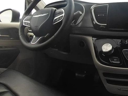 Used 2023 Chrysler Pacifica Touring-L FWD image 15