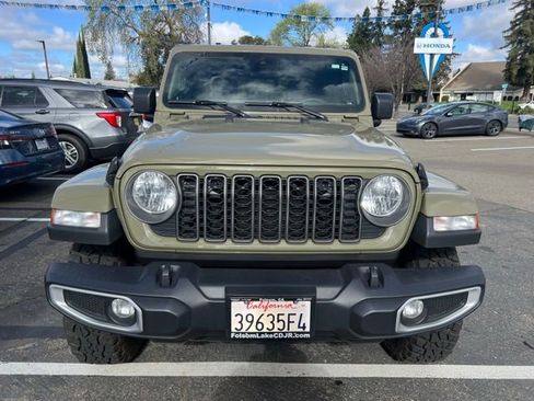 Used 2025 Jeep Gladiator Sport image 2