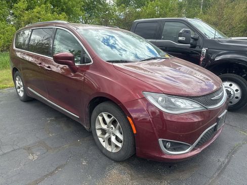 Used 2020 Chrysler Pacifica Touring-L w/ Tire & Wheel Group FWD image 2