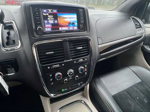 Used 2017 Dodge Grand Caravan SXT image 17