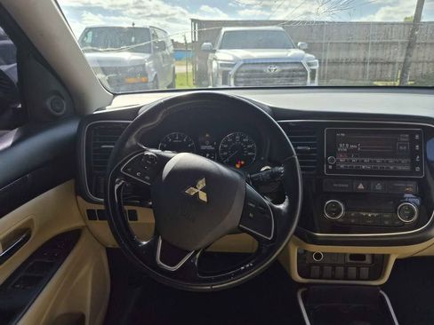 Used 2017 Mitsubishi Outlander SE image 13