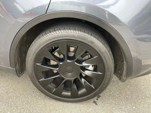 Used 2023 Tesla Model Y Long Range AWD/4WD image 33