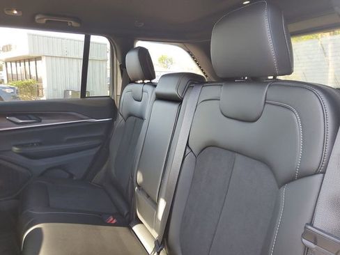 New 2026 Jeep Grand Cherokee Altitude image 8