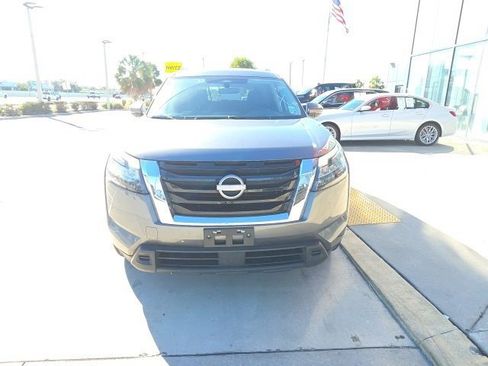 Used 2024 Nissan Pathfinder SV image 10