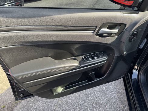 Used 2019 Chrysler 300 Touring w/ Chrome Appearance Package RWD image 14
