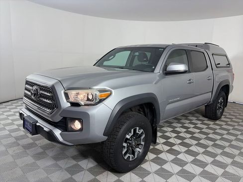 Used 2017 Toyota Tacoma TRD Off-Road w/ Premium & Technology Package AWD/4WD image 3