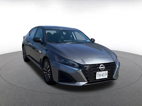 Used 2025 Nissan Altima 2.5 SV image 3