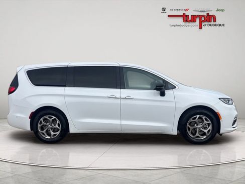 Used 2024 Chrysler Pacifica Limited FWD image 6
