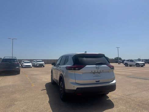 Certified 2025 Nissan Rogue SV FWD image 17