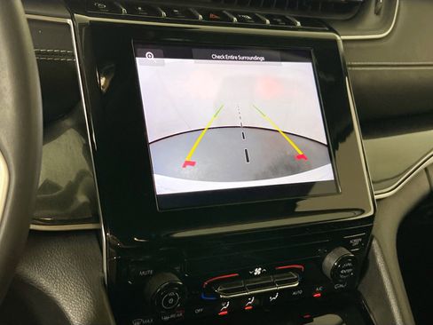 Used 2023 Jeep Grand Cherokee Laredo image 12