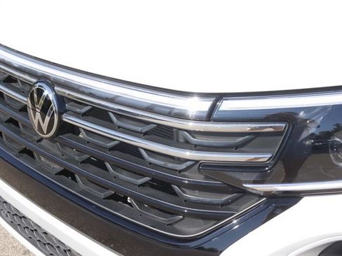 Used 2024 Volkswagen Atlas Peak Edition SE image 12