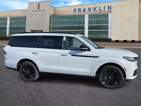 New 2025 Lincoln Navigator Reserve w/ Jet Appearance Package AWD/4WD image 2