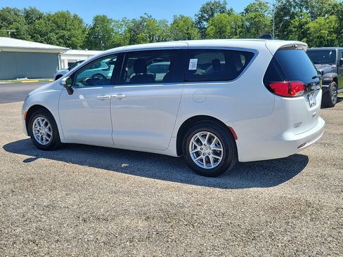 Used 2022 Chrysler Voyager LX FWD image 4