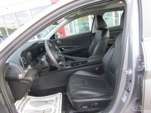 Used 2025 Hyundai Elantra Limited FWD image 9