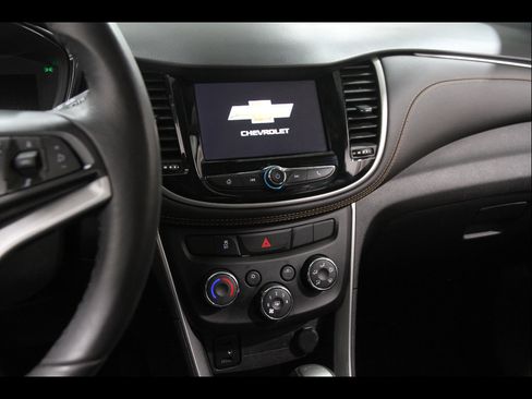 Certified 2022 Chevrolet Trax LT w/ LT Convenience Package image 9