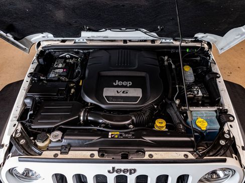 Used 2018 Jeep Wrangler Rubicon w/ Power Convenience Group image 25