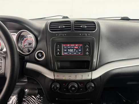 Used 2019 Dodge Journey SE FWD image 19