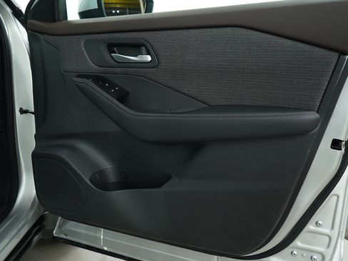 Used 2022 Nissan Rogue SV image 9