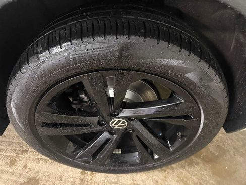 Certified 2023 Volkswagen Tiguan SE R-Line FWD image 9