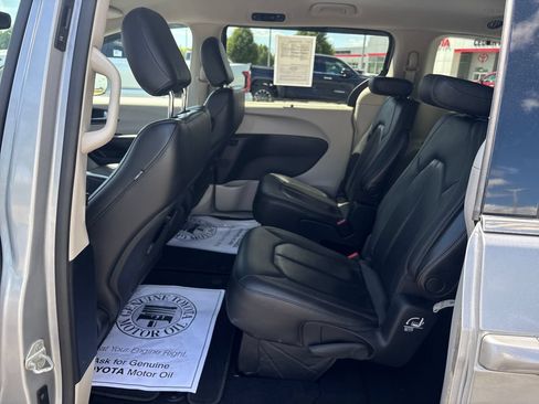 Used 2020 Chrysler Pacifica Touring-L FWD image 23