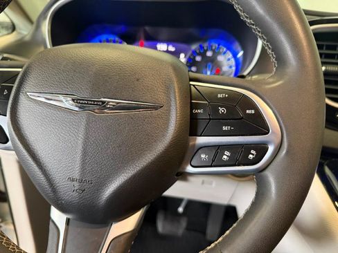 Used 2023 Chrysler Pacifica Touring-L FWD image 13