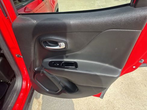 Used 2020 Jeep Renegade Altitude FWD image 40