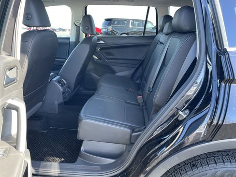 Used 2018 Volkswagen Tiguan SE w/ Panoramic Sunroof Package image 22