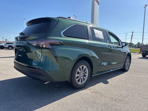 New 2026 Toyota Sienna XLE image 7
