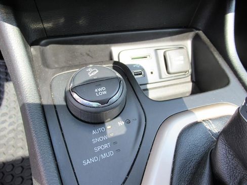 Used 2014 Jeep Cherokee Limited w/ Luxury Group AWD/4WD image 18