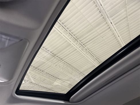 Used 2022 Toyota RAV4 XLE Premium image 18