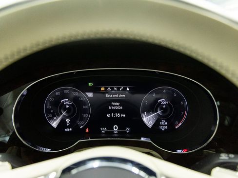 Used 2023 Bentley Bentayga AWD/4WD image 42