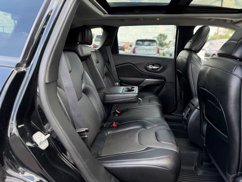 Used 2022 Jeep Cherokee Latitude Lux w/ Sun & Sound Group AWD/4WD image 16