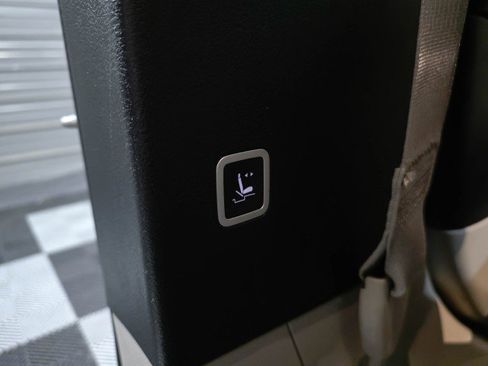 Used 2021 Chrysler Pacifica Limited image 24