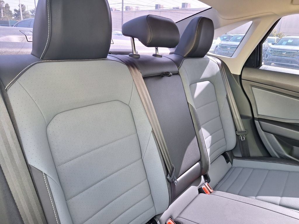 Used 2025 Volkswagen Jetta SE FWD image 24