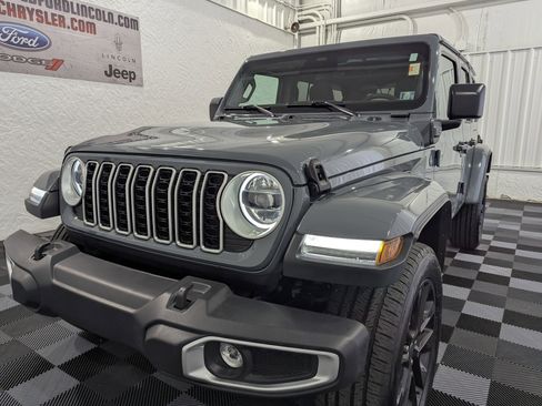 Used 2025 Jeep Wrangler Unlimited Sahara w/ Safety Group AWD/4WD image 3