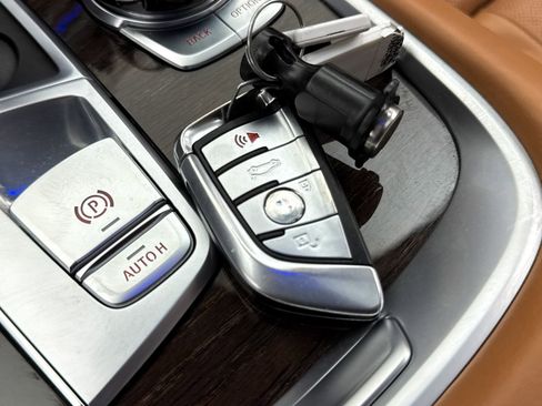 Used 2020 BMW 750i xDrive AWD/4WD image 42