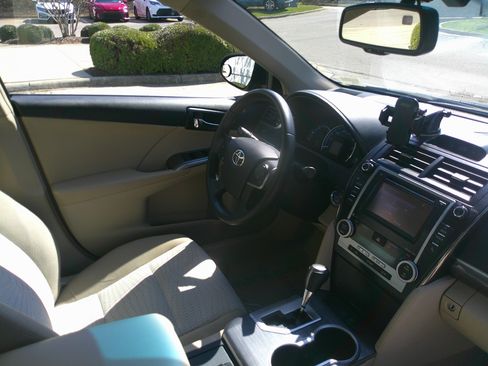 Used 2014 Toyota Camry XLE w/ Convenience Package image 32