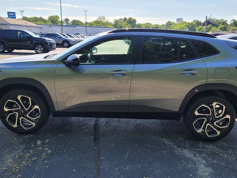 Used 2024 Chevrolet Trax RS w/ Driver Confidence Package FWD image 3