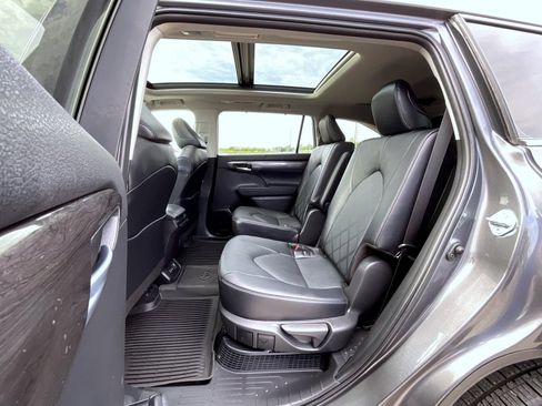 Used 2024 Toyota Highlander Platinum AWD/4WD image 19