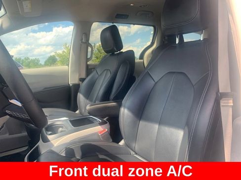 Used 2024 Chrysler Pacifica Touring-L FWD image 10
