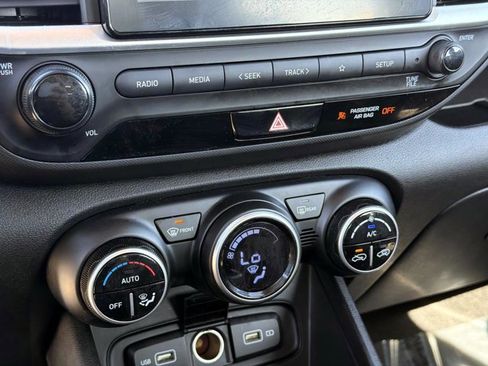 Used 2022 Hyundai Venue SEL image 23