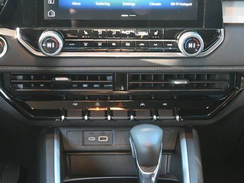 Used 2024 Chevrolet Colorado LT w/ LT Convenience Package II image 18